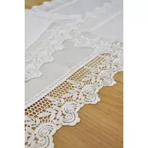 Elegantní ubrus s jemnou látkou a širokou krajkou Šířka: 130 cm | Délka: 180 cm