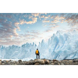 Fotografie Hiker admiring the Perito Moreno glacier, Marco Bottigelli, 40 × 26.7 cm