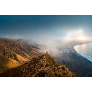 Fotografie Couple standing on top of a, Marco Bottigelli, 40 × 26.7 cm
