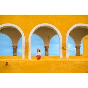 Fotografie Woman sitting outside the Izamal Monastery,, Marco Bottigelli, 40 × 26.7 cm