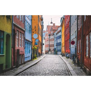 Fotografie Narrow cobblestone alley with colorful houses, Marco Bottigelli, 40 × 26.7 cm