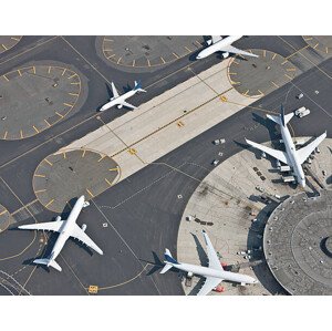 Ilustrace Aerial view of airport and runway, Johannes Mann, 40 × 30 cm