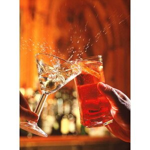 Fotografie Couple clinking glasses, spilling drink, close-up, Peter Dazeley, 30 × 40 cm
