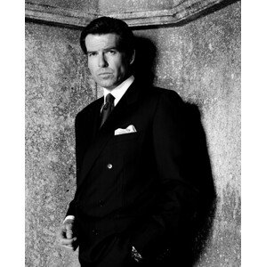 Fotografie Pierce Brosnan as James Bond in 'GoldenEye', John Stoddart/Popperfoto, 30 × 40 cm