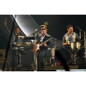 Fotografie Arctic Monkeys, Glastonbury Festival 2023, Yui Mok - PA Images, 40 × 26.7 cm