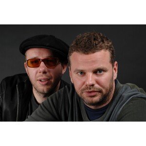 Fotografie Close-up of The Chemical Brothers in, Lionel FLUSIN, 40 × 26.7 cm